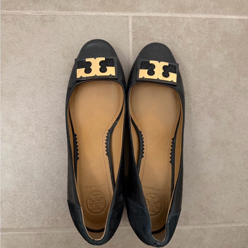 Tory Burch Black Block Heel Pumps with Gold Logo Plaque - size 6
